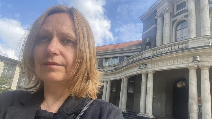 Das Bild zeigt Vaiva Žeimantienė vor dem Hauptgebäude der Universität Hamburg.